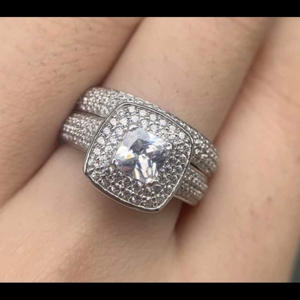 Women’s 2pc 2.11cts Cushion Cut Wedding Ring Set